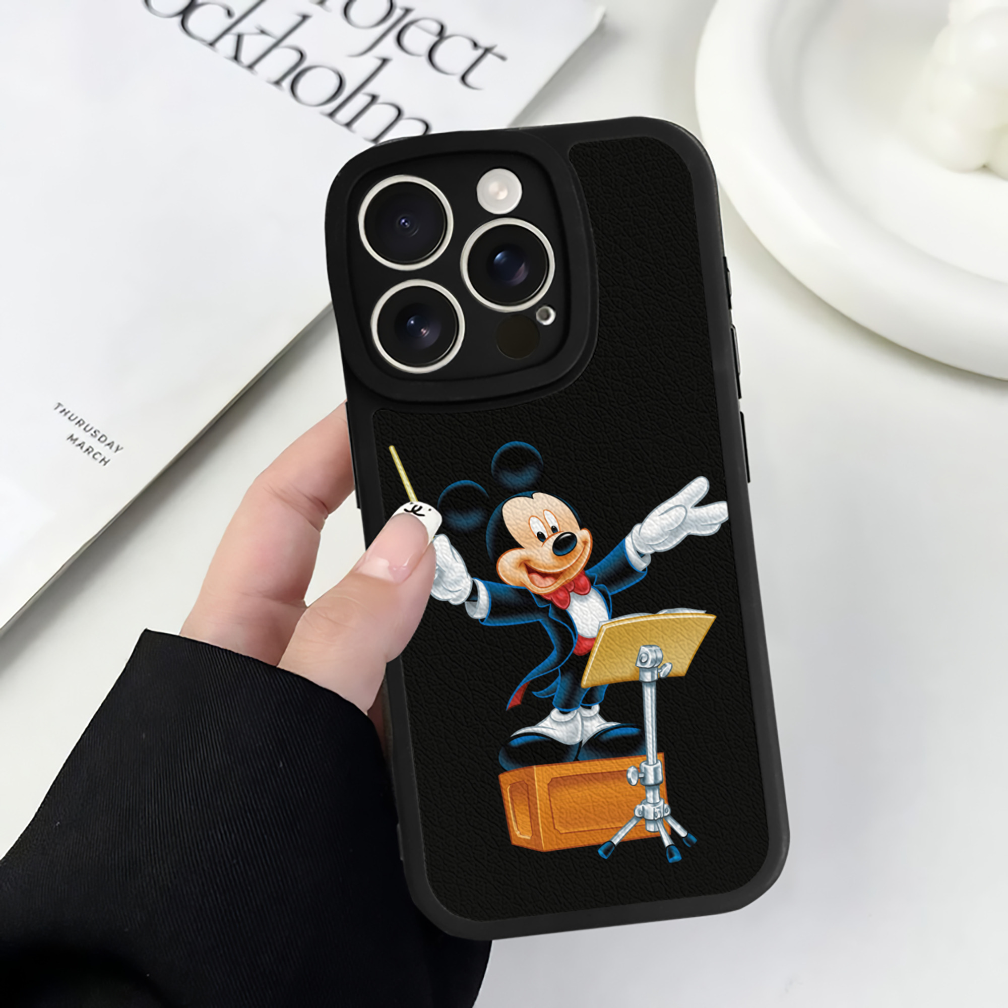 （画像用） ミッキーマウス Mickey Mouse 【iPhone 16シリーズ対応】シリコンスマホケース（レザー調） 材質：シリコン